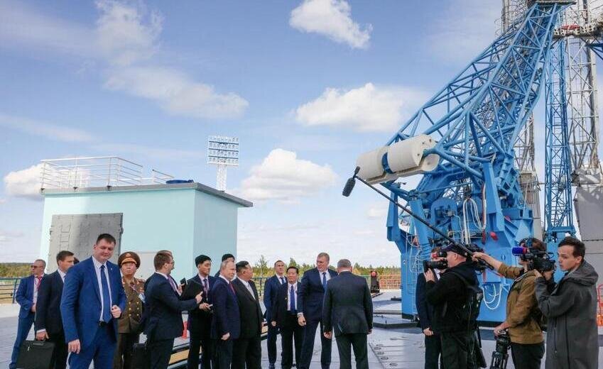 تصاویر و جزئیات دیدار پوتین و کیم جونگ اون | دست خاصی که رهبران روسیه و کره شمالی دادند | اون مجذوب فناوری موشکی روسیه شد