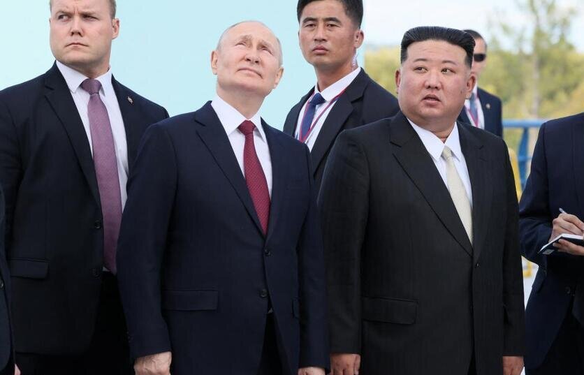 تصاویر و جزئیات دیدار پوتین و کیم جونگ اون | دست خاصی که رهبران روسیه و کره شمالی دادند | اون مجذوب فناوری موشکی روسیه شد