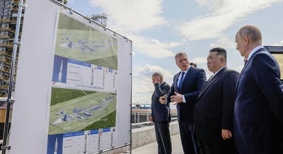 تصاویر و جزئیات دیدار پوتین و کیم جونگ اون | دست خاصی که رهبران روسیه و کره شمالی دادند | اون مجذوب فناوری موشکی روسیه شد