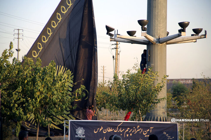 اکران نما پرچم و ابرپرچم‌های طرح حرم رضوی در باب الرضای پایتخت