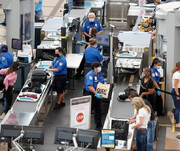 ببینید| سرقت ماموران فرودگاه از مسافران در آمریکا