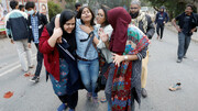 ببینید| خشونت پلیس هند علیه پوشش اسلامی دانشجویان دختر
