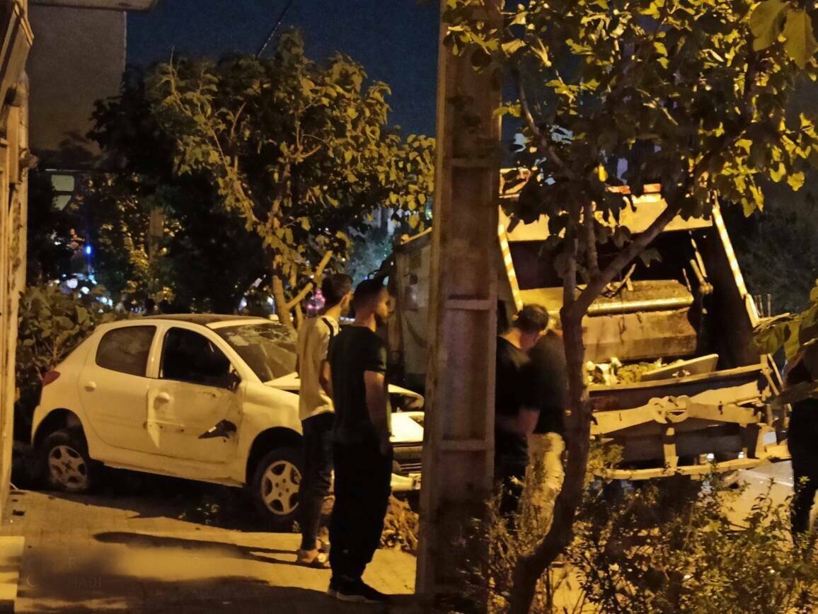 تصادف کامیون حمل زباله با خودرو‌های پارک شده سیمون بولیوار