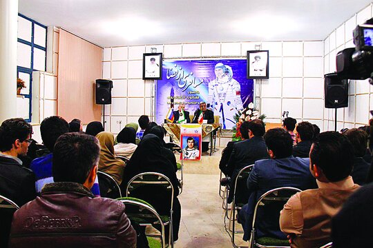 مسافری از فضا در میدان گمرک