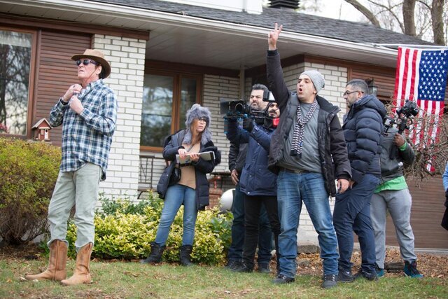 فرهاد اصلانی و بازیگران آمریکایی در یک فیلم سینمایی | میدانید در آمریکا چقدر باید کار کنی تا به شهروند درجه دو تبدیل شوی!