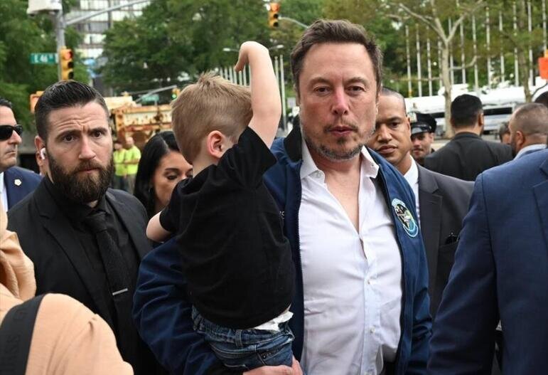 تصاویر ؛ ماسک بچه بغل با اردوغان دیدار کرد | درخواست رئیس جمهور ترکیه از آقای میلیاردر | هدایای جالب اردوغان به ماسک و پسرش