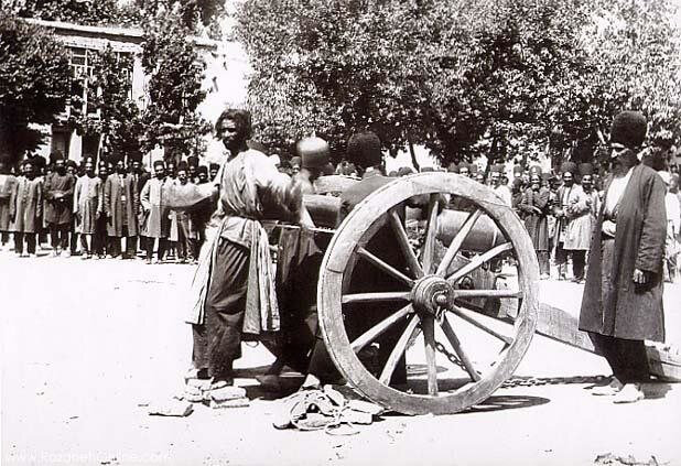 تصویر قدیمی از به توپ بستن مجرم در زمان قاجار