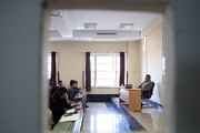 تصاویر جنجالی جلسه پایان‌نامۀ محکوم امنیتی با لباس تروریست‌های پژاک | واکنش دانشگاه تهران؛ لیلا حسین‌زاده محروم از تحصیل بود!