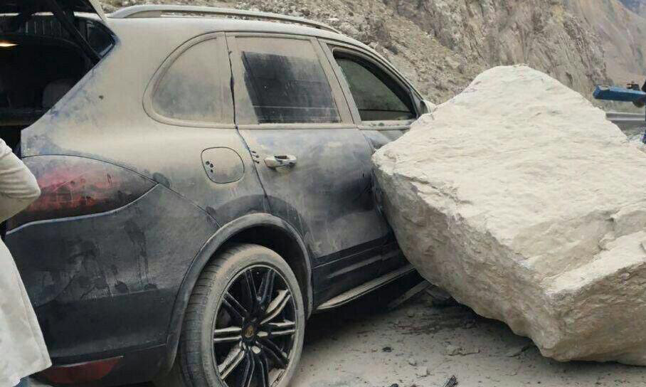 سقوط سنگ در جاده - سقوط سنگ روی خودرو