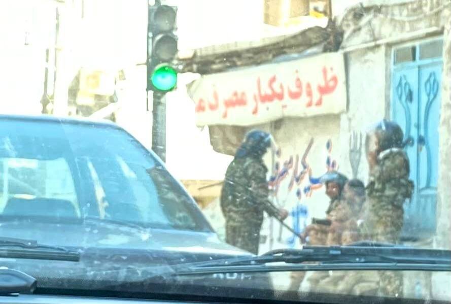 تصاویر ؛ سقز شلوغ نشد و نمیشود! | روایت میدانی از ۲۵ شهریور در سقز؛ کوکتل مولوتوف تمام شد؛ بفرمائید شربت! | تماسهای از دست رفته از No Caller ID