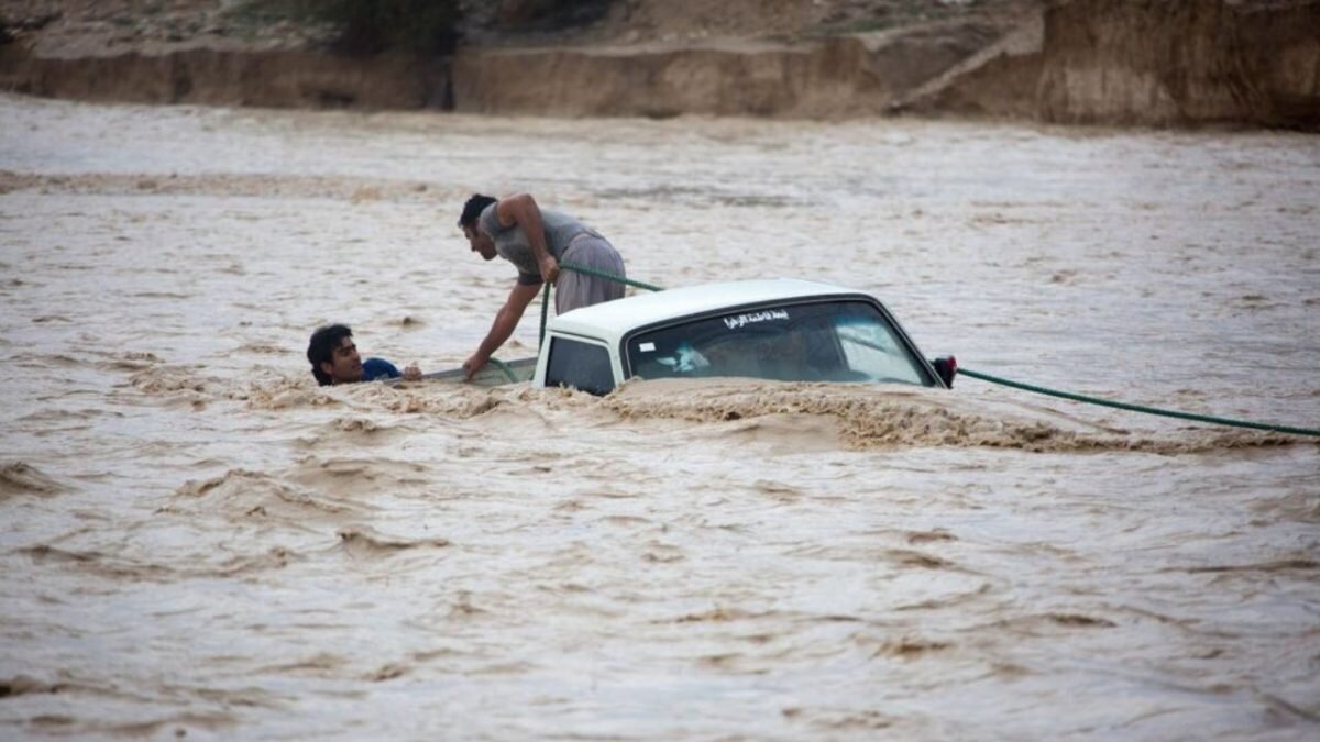 سرگردان شدن خودروها در سیلاب عمان