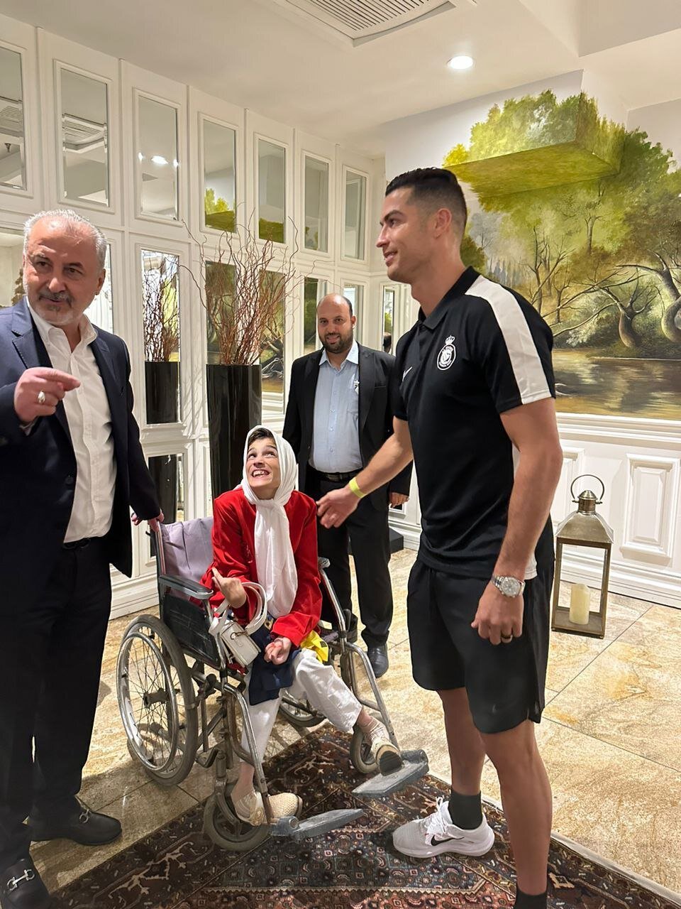 تصاویر دیدنی ملاقات دختر معلول پرسپولیسی با رونالدو | رفتار خاص رونالدو و واکنش فاطمه حمامی