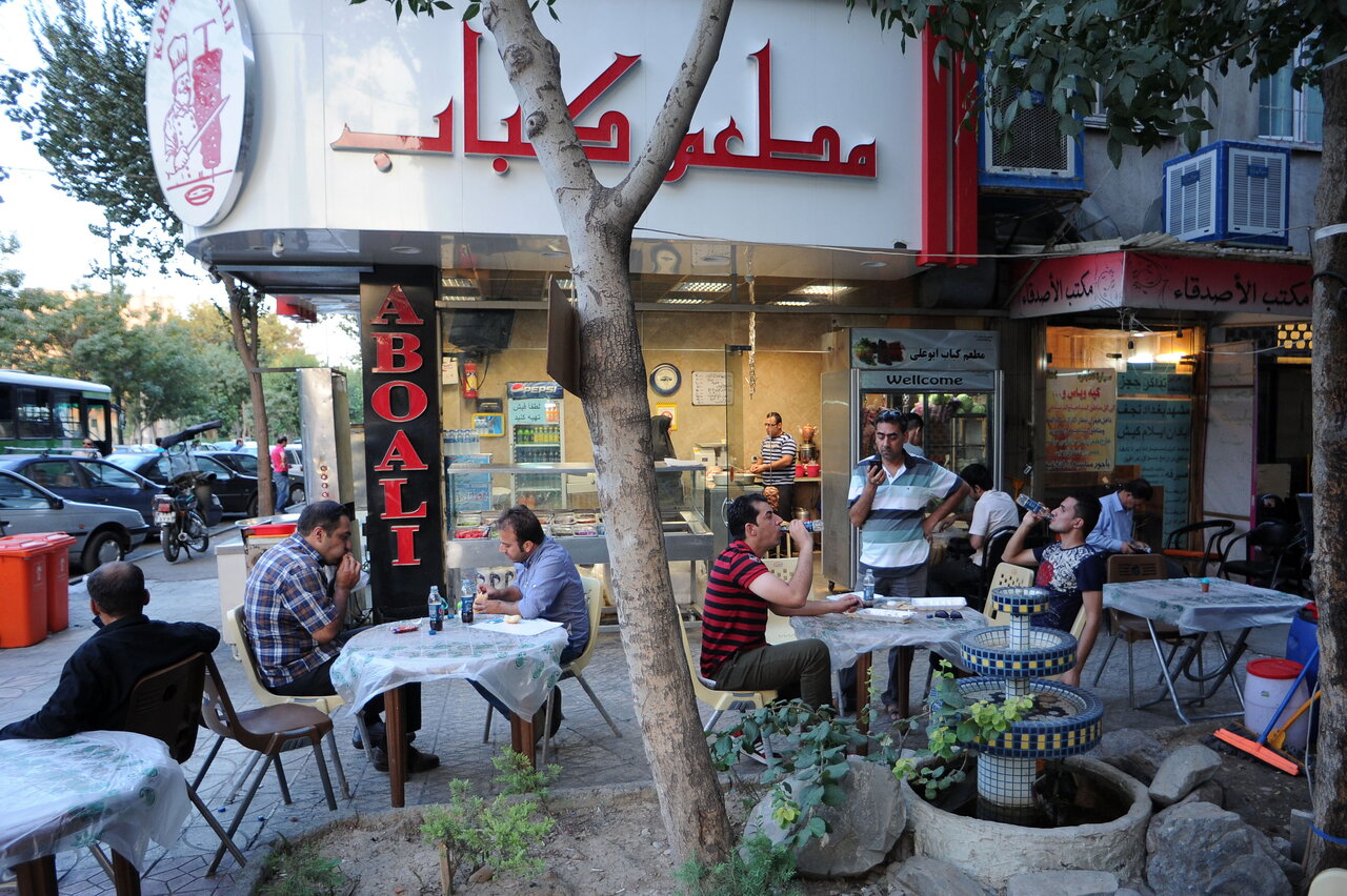 بوی خوش «شاورما» در راسته بامرامها | راندهشدگان طعم و رنگ جدیدی به محله دادند