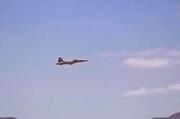ببینید | نمایی دیدنی از پرواز هواپیمای جنگی در رژه انصارلله یمن