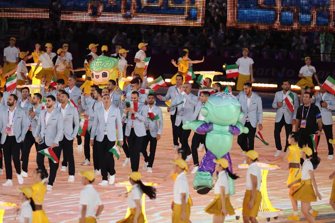تصاویر دیدنی از لحظه رژه کاروان ایران در افتتاحیه بازی‌های آسیایی هانگژو ؛ لباس زیبای ورزشکاران ایران