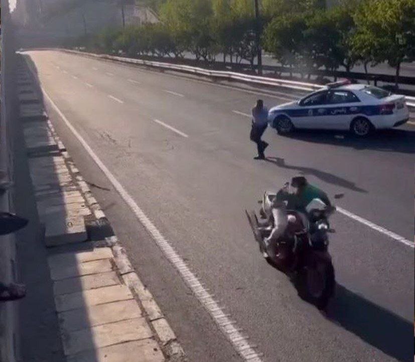 پرتاب باطوم باتوم توسط پلیس راهور راهنمایی