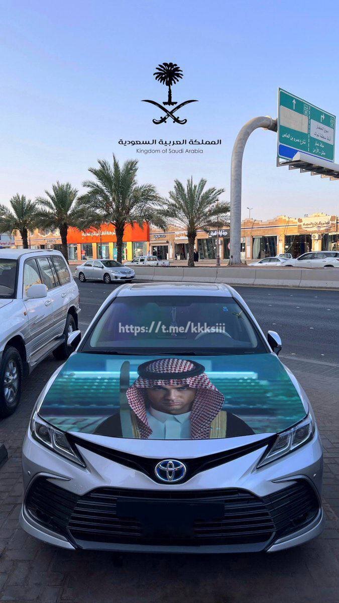 تصویر جنجالی رونالدو با پوشش عربی روی یک خودروی لوکس وسط خیابان!