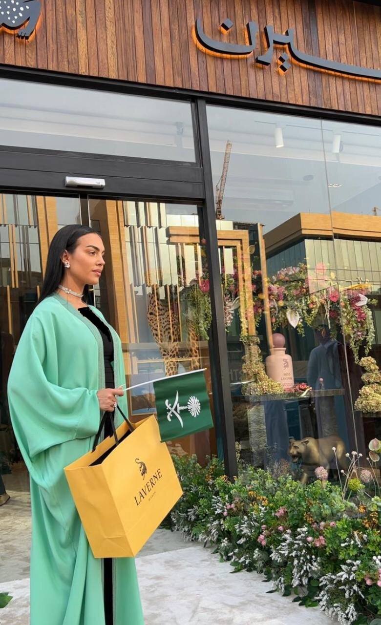 عکس | ست نامزد رونالدو با عبای سبزرنگ عربی و پرچم عربستان