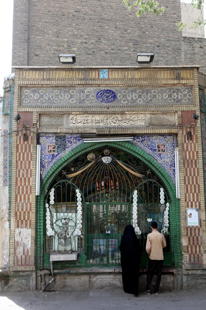 پنجرهای رو به کربلا | شمعهایی که امید حاجتمندان را روشن نگه میدارد