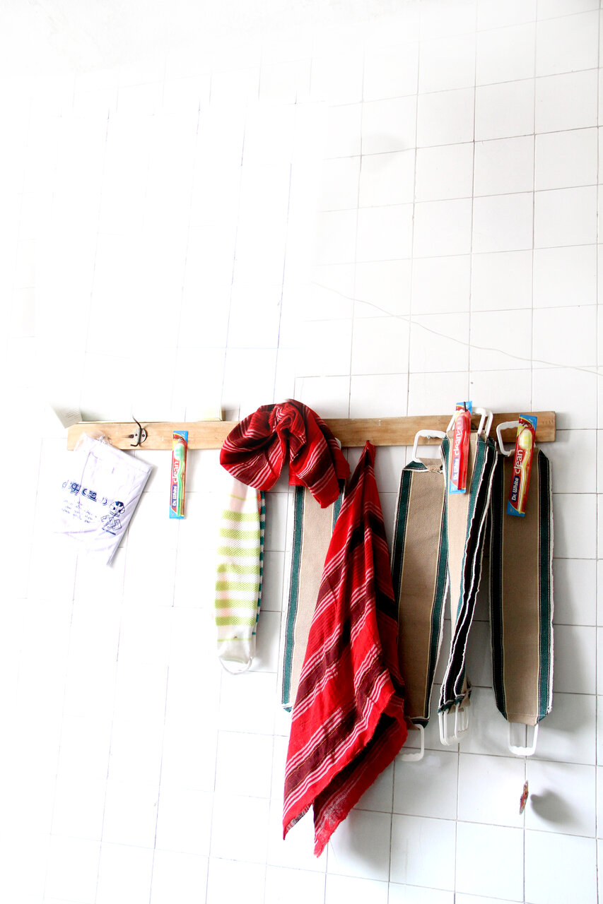 بازخوانی خاطرات حمامهای قدیمی قنبر و قبله | از گم شدن سنگ پا تا گلریزان | انواع مشاغل حمامی در تهران قدیم کدامند؟