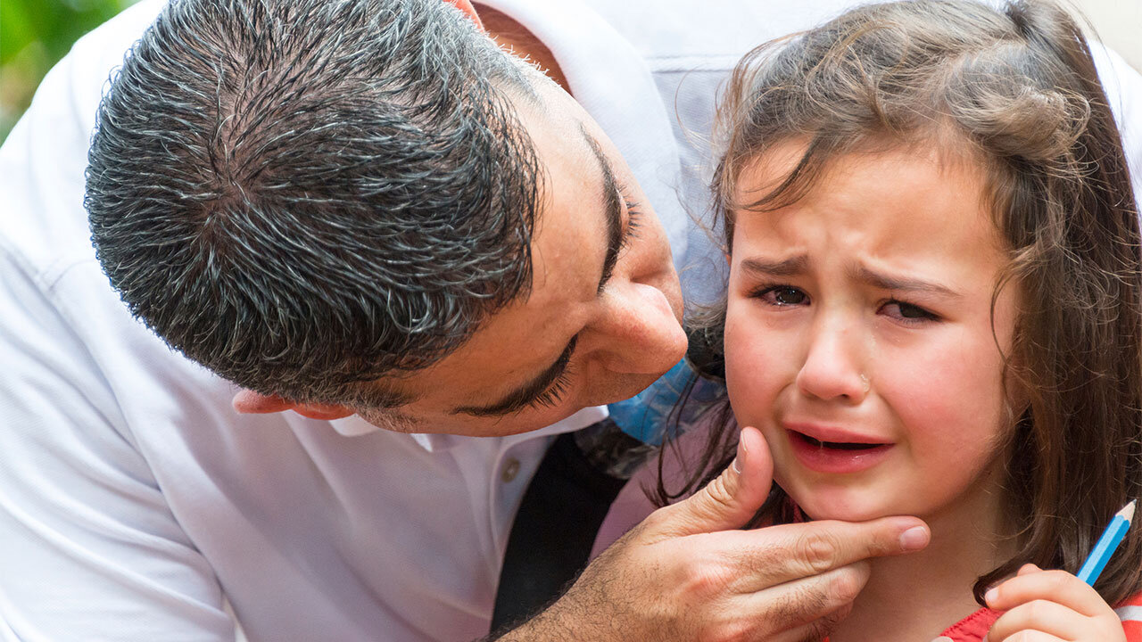 چگونه اضطراب جدایی دانش آموزمان را برطرف کنیم؟ | راهکارهایی ساده برای رفع اضطراب جدایی در دانش آموزان ابتدایی