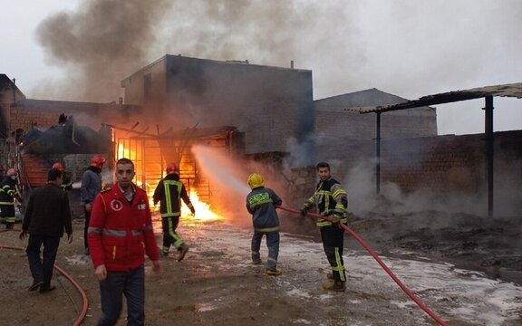 تصاویر | آتش‌سوزی یک انبار نوشت‌ افزار در خیابان معراج | تلاش شدید آتش نشانان