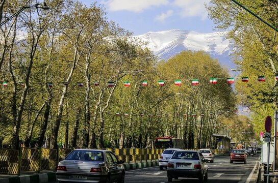 تصویر نمایی دیدنی از یک خانه در خیابان ولیعصر تهران | معماری منحصربفرد این ساختمان قدیمی را ببینید