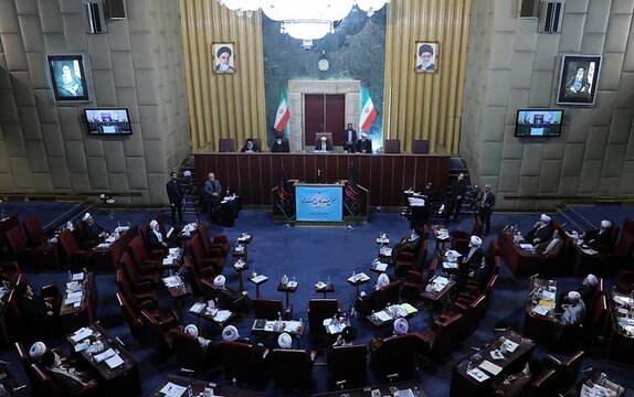 تصویر تنها نماینده غیرروحانی مجلس خبرگان رهبری