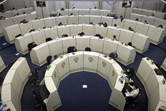 افت بورس، ثبات دلار و آرامش نسبی طلا | بازارها در انتظار سیگنال سیاسی