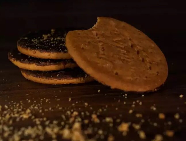 بیسکویت دایجستیو چیست؟ | خواص بیسکویتهای دایجستیو ؛ بهترین گزینه برای میان وعده