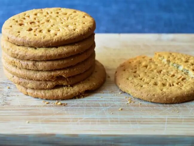 بیسکویت دایجستیو چیست؟ | خواص بیسکویتهای دایجستیو ؛ بهترین گزینه برای میان وعده