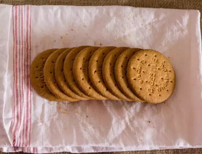 بیسکویت دایجستیو چیست؟ | خواص بیسکویتهای دایجستیو ؛ بهترین گزینه برای میان وعده