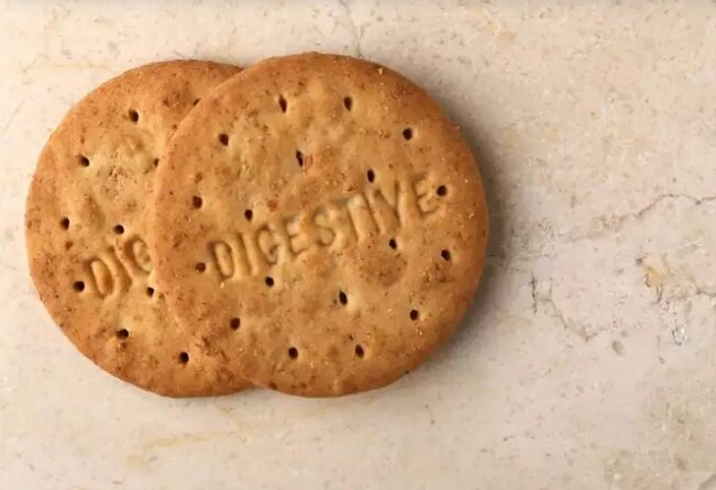 بیسکویت دایجستیو چیست؟ | خواص بیسکویتهای دایجستیو ؛ بهترین گزینه برای میان وعده