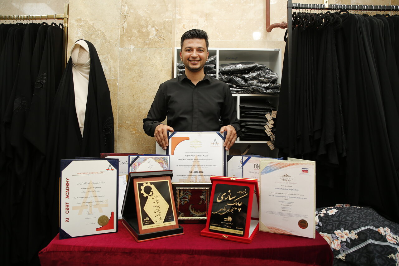 اینجا رایگان چادر بگیرید | این جوان با ایده «رگال مهربانی» بانوان نیکوکار را با خود همراه کرده است