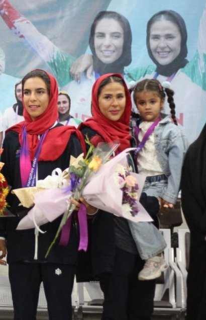 تصاویر دختری که اشکهای مهسا را به لبخند تبدیل کرد | این قاب ملی پوش نقرهای ایران بازتاب گستردهای داشت