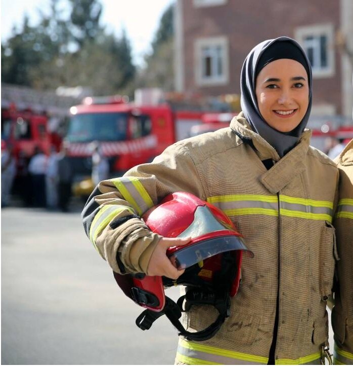 در عملیات ها نزدیک بوده از مردم سیلی بخوریم | زن آتشنشان و دغدغه هایش ایزدبین آتش نشان
