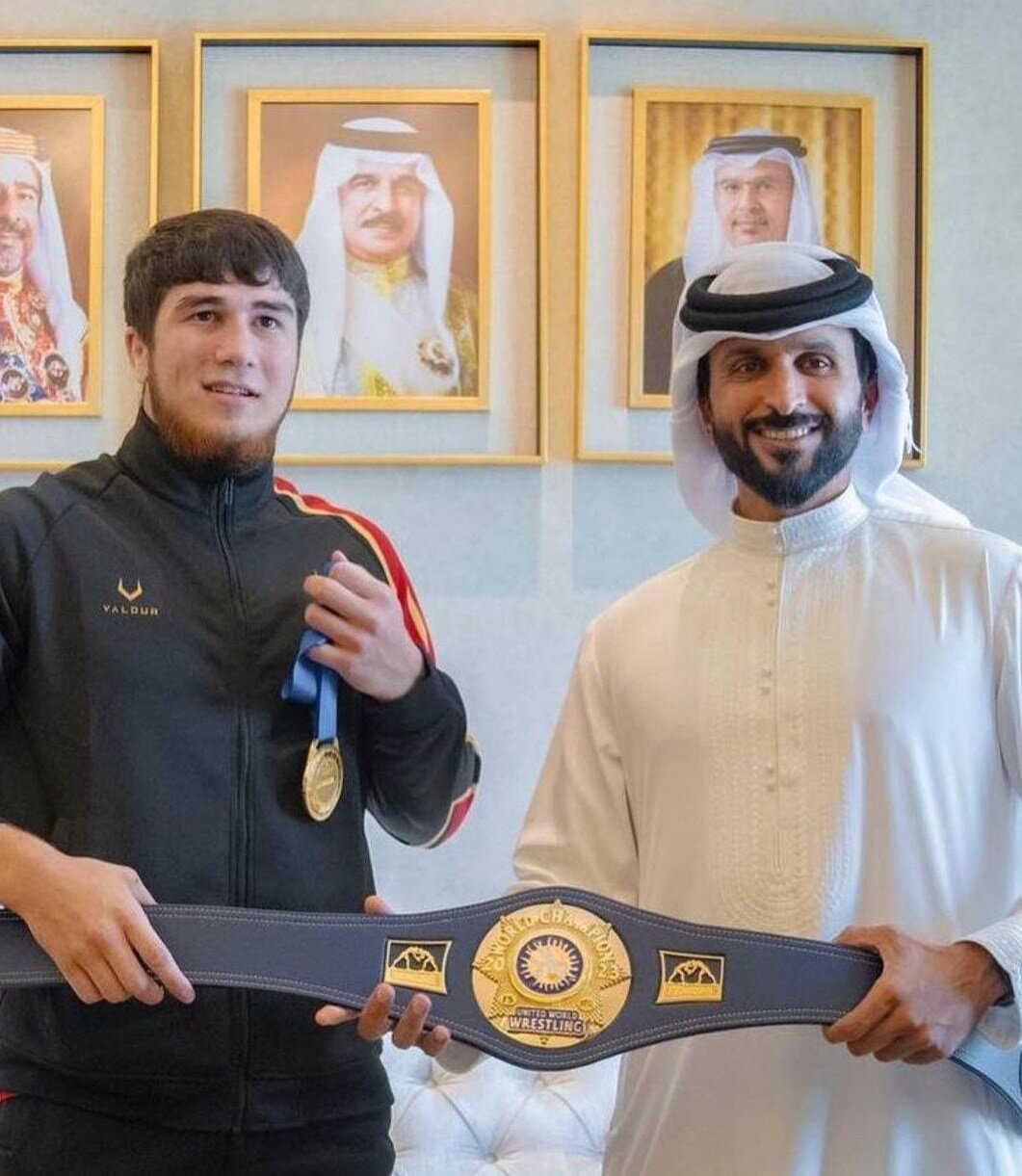 عکس | دیدار شگفتیساز کشتی دنیا با پادشاه بحرین | مدال و کمربند طلایش را هم با خود برد