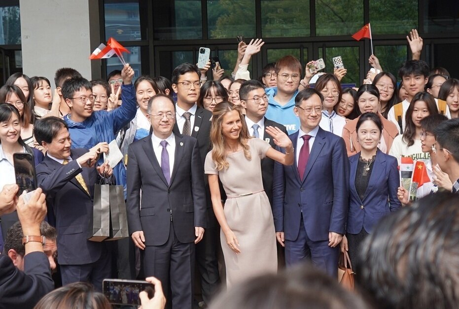 تصاویر استقبال گرم دانشجویان از همسر بشار اسد در چین