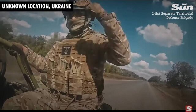عکس | علامت داعش روی لباس سربازان اوکراینی! | داعشی‌ها در کنار اوکراینی‌ها می جنگند؟