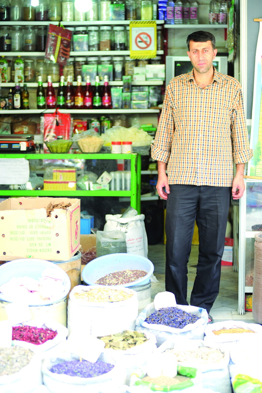 رازهای یک عطاری متفاوت | آقا و خانم کبوتر چطور به نیازمندان کمک میکنند؟