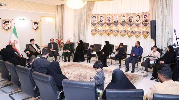 درخواست رئیسی از خانواده شهدا: از موضع صاحبان انقلاب مطالبهگری کنید