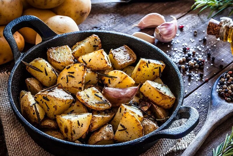 بهترین جایگزین ظروف تفلون و نچسب | قبل از پخت و پز در ظروف چدنی این مطلب را بخوانید