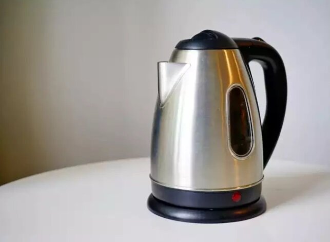 طرز استفاده صحیح از کتری برقی | هنگام شستن کتری برقی به این نکته مهم توجه کنید