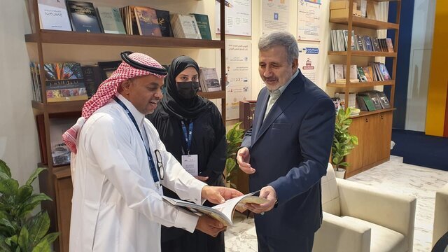 تصاویر حضور سفیر ایران در نمایشگاه بین‌المللی کتاب عربستان