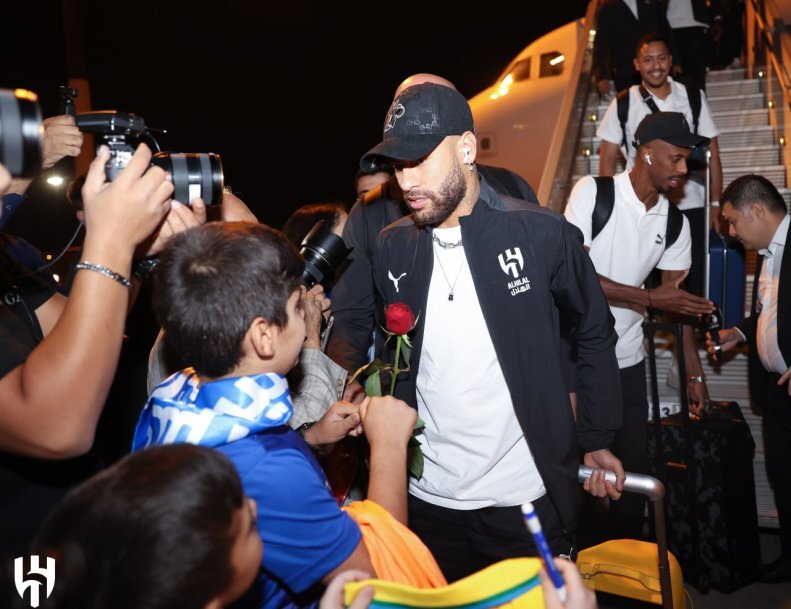 تصاویر | اولین واکنش الهلال به استقبال ایرانیها ؛ اینجا ایران است! | لحظه رسیدن نیمار، کولیبالی و ... به تهران را ببینید