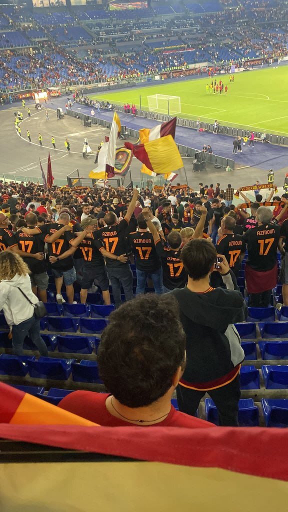 اقدام دسته جمعی هواداران رم برای سردار آزمون | تصویر این حرکت غیرمنتظره در ورزشگاه را ببینید