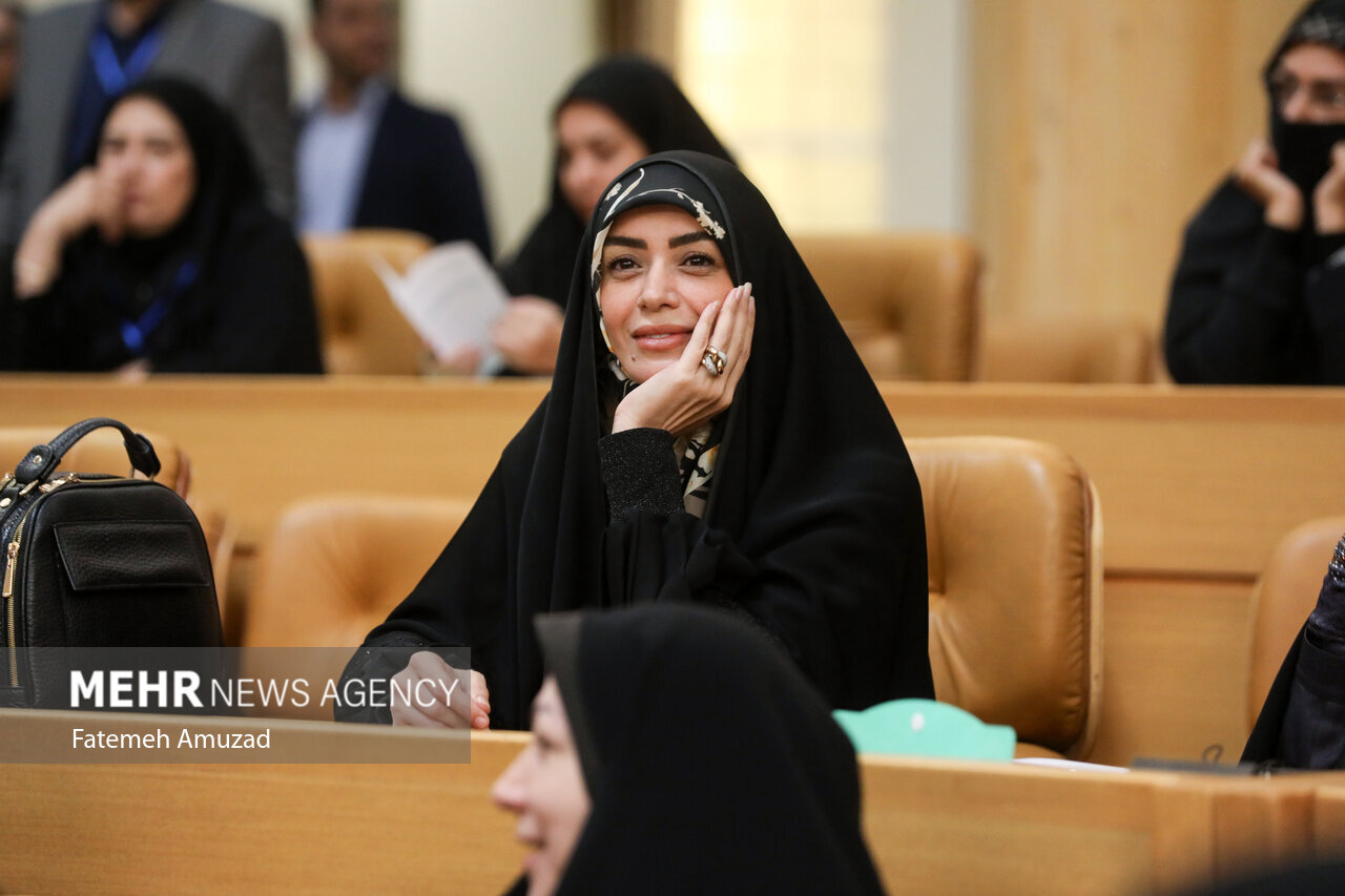 تصاویر الهام چرخنده در یک کنفرانس با حضور رئیس جمهور