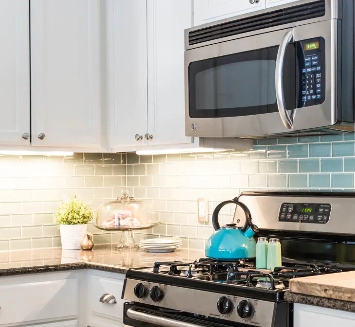 ۱۰ ترفند ساده برای دکور آشپزخانه اجارهای | آشپزخانه را به روشنترین و بهترین مکان خانه تبدیل کنید