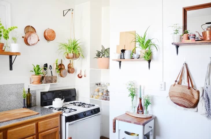 ۱۰ ترفند ساده برای دکور آشپزخانه اجاره‌ای | آشپزخانه را به روشن‌ترین و بهترین مکان خانه تبدیل کنید