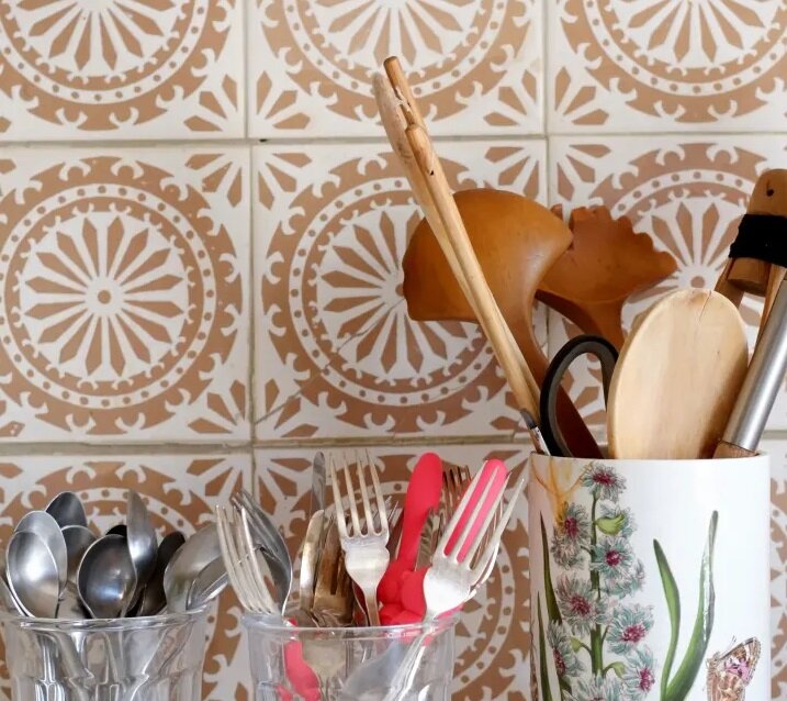 ۱۰ ترفند ساده برای دکور آشپزخانه اجارهای | آشپزخانه را به روشنترین و بهترین مکان خانه تبدیل کنید